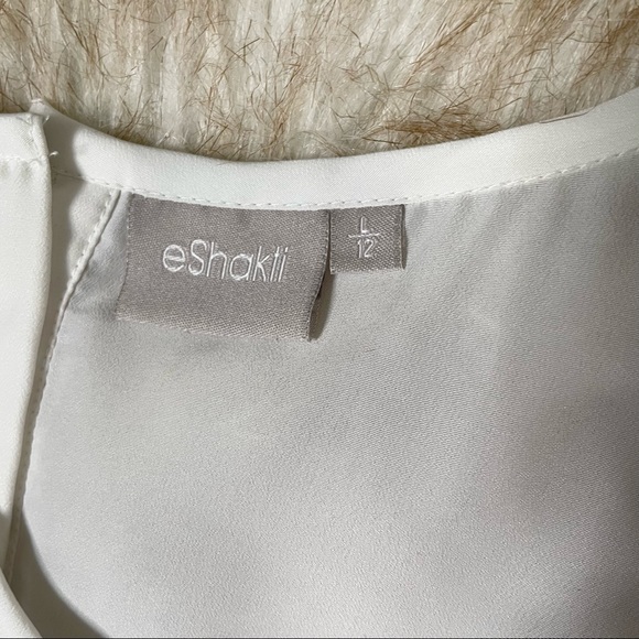 Gorgeous embroidered button back blouse - Picture 4 of 4